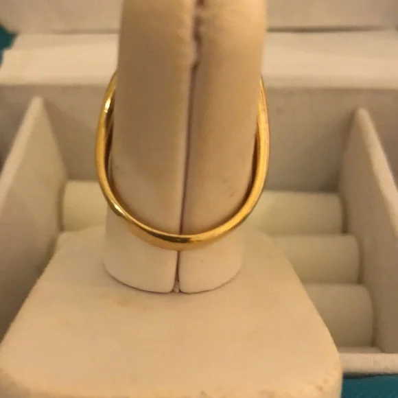 VTG Gold Tone Large V crystals that stand out to make this more noticeable SZ 8 - Picture 5 of 8